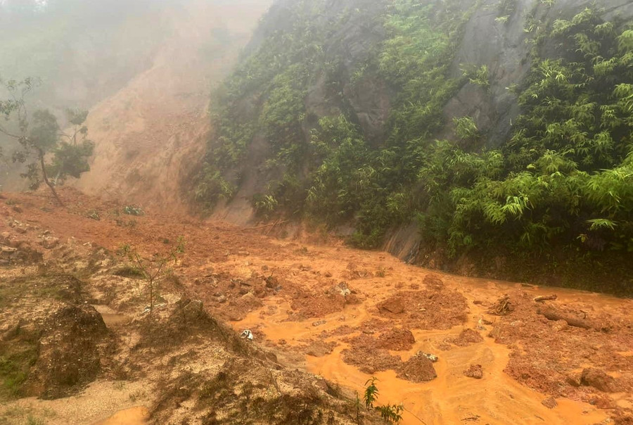 Một lượng lớn đất đá do sạt lở núi đổ xuống mặt đường.