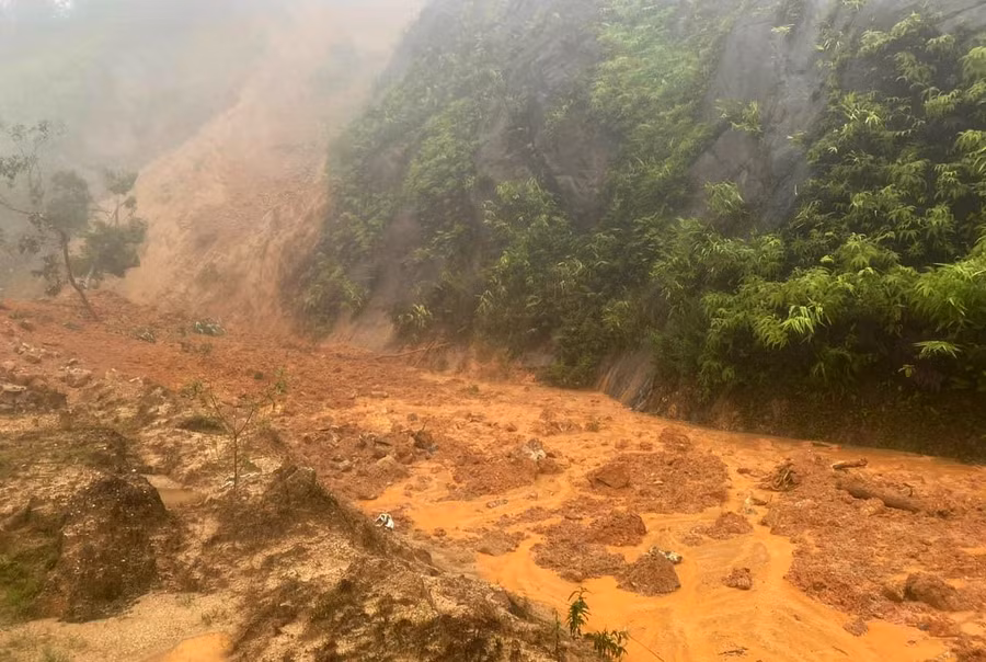 Một lượng lớn đất đá do sạt lở núi đổ xuống mặt đường.