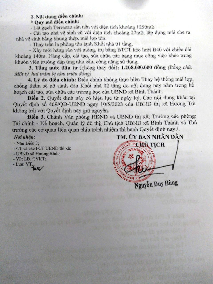 Quyết định phê duyệt điều chỉnh chủ trương dự án cải tạo, sửa chữa Trường Tiểu học Bình Thành mới được ông Nguyễn Duy Hùng, Chủ tịch UBND thị xã Hương Trà ký ngày 11/9/2023 nhưng cấp dưới là ông Hồ Chí Thịnh, Chủ tịch UBND xã Bình Thành đã "nhanh nhạy" cho nhà thầu làm trước, hoàn thiện hạng mục lát đá sân trường Tiểu học Bình Thành.