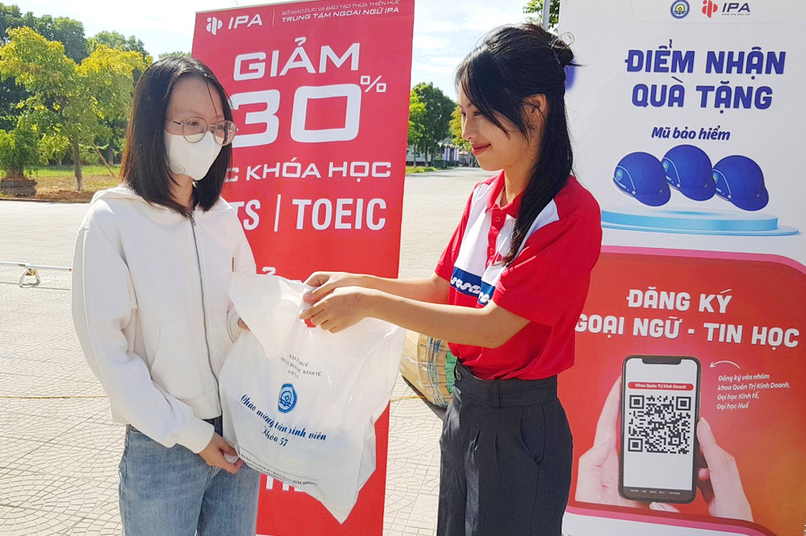 Nhiều phần quà dành tặng cho tân SV như mũ bảo hiểm, giảm học phí ngoại ngữ, tin học được nhà Trường triển khai sôi nổi trong ngày nhập học (Ảnh: Đại Dương).