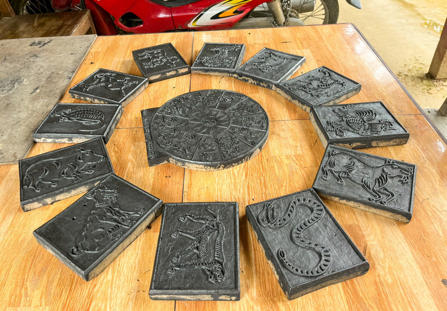 Bản khắc gỗ 12 con Giáp dùng để in tranh.