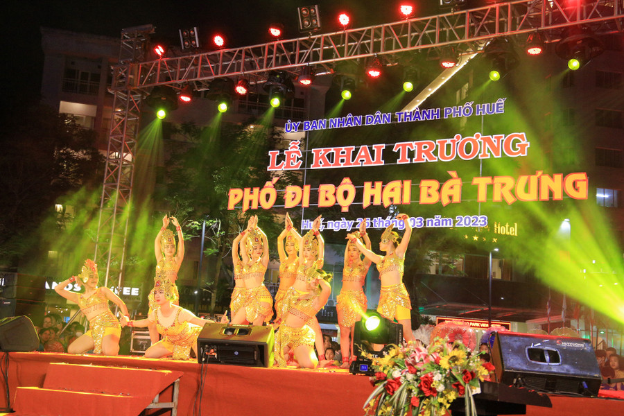 Trang phục đặc trưng của đất nước Thái Lan được trình diễn tại chương trình.