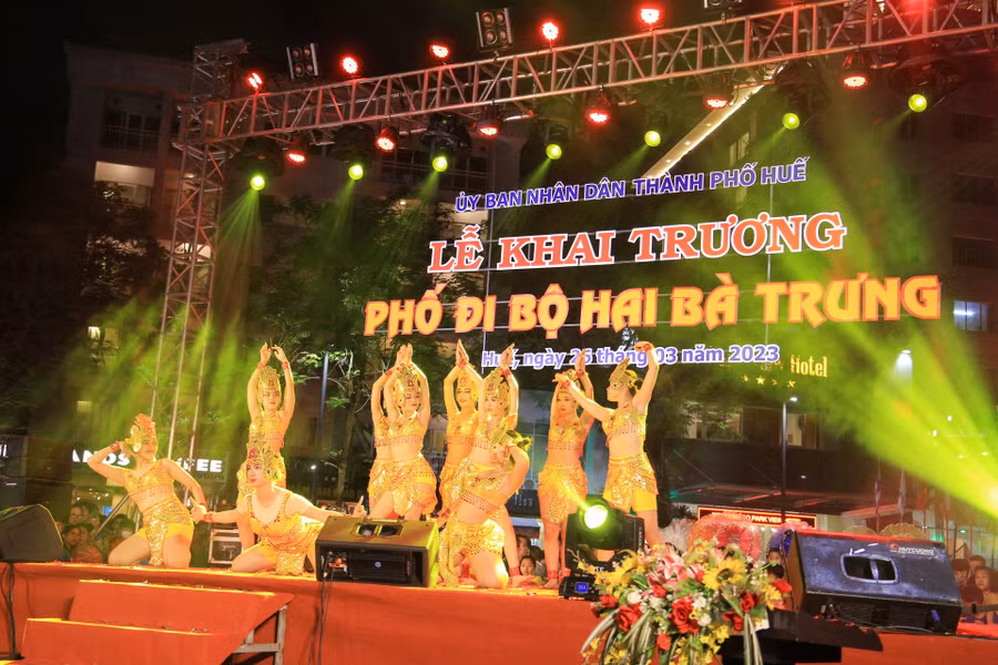 Trang phục đặc trưng của đất nước Thái Lan được trình diễn tại chương trình.