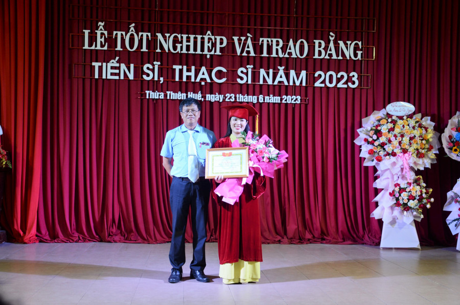 PGS.TS.Võ Viết Minh Nhật - Phó Trưởng Ban Đào tạo và Công tác sinh viên ĐH Huế trao giấy khen cho tân tiến sĩ có kết quả xuất sắc nhất.