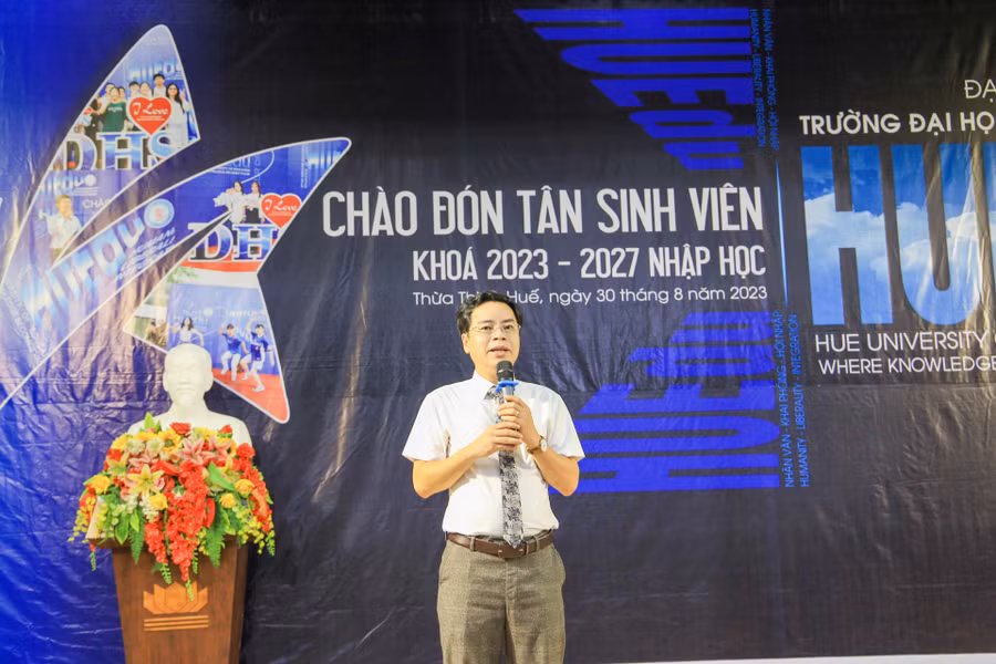 PGS.TS Nguyễn Thành Nhân – Phó Hiệu trưởng Trường ĐH Sư phạm, ĐH Huế gửi lời cảm ơn cũng như lời chúc mừng đến các bậc phụ huynh và các tân sinh viên trong buổi nhập học. PGS.TS Nguyễn Thành Nhân – Phó Hiệu trưởng Trường ĐH Sư phạm, ĐH Huế gửi lời cảm ơn cũng như lời chúc mừng đến các bậc phụ huynh và các tân sinh viên trong buổi nhập học.