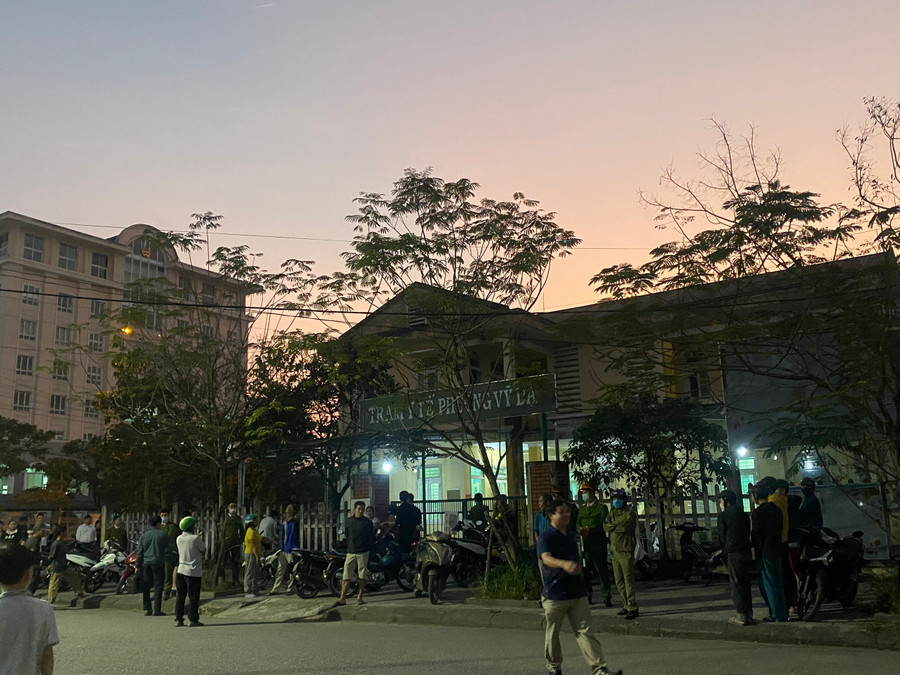 Nhiều người dân bàng hoàng vì tai nạn lần đầu tiên xảy ra khi cầu môn khung thành đổ sập, đè người làm nam thanh niên đá bóng tử vong. (Ảnh: Hoàng Hải).