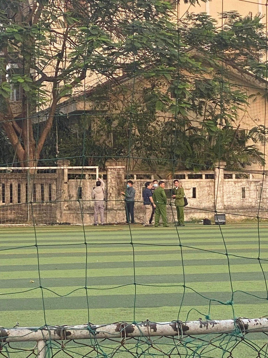 Lực lượng công an khám xét hiện trường.