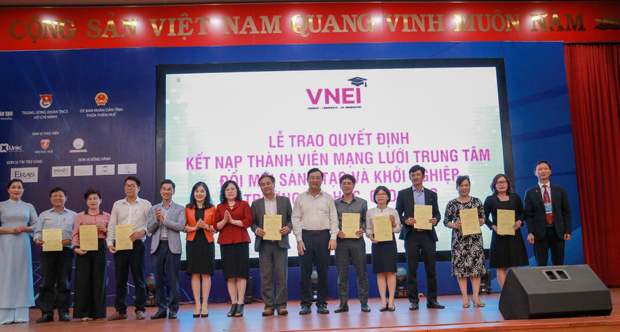 Trao quyết định kết nạp thành viên mạng lưới trung tâm đổi mới sáng tạo và khởi nghiệp. (Ảnh: Hoàng Hải).