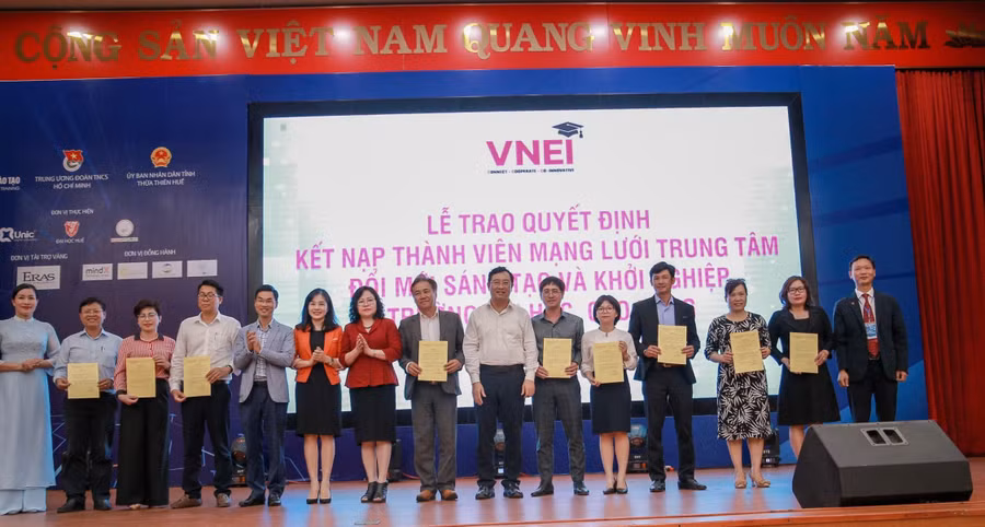 Trao quyết định kết nạp thành viên mạng lưới trung tâm đổi mới sáng tạo và khởi nghiệp. (Ảnh: Hoàng Hải).