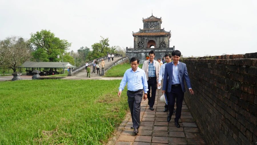 Ông Nguyễn Văn Phương - Chủ tịch UBND tỉnh Thừa Thiên Huế (đi đầu, bên trái) cùng các ban ngành khảo sát khu vực cổng thành Cửa Ngăn - Đại Nội để lên phương án làm cầu gỗ cho du khách, giảm áp lực ách tắc giao thông vào giờ cao điểm. (Ảnh: Ngọc Hiếu).