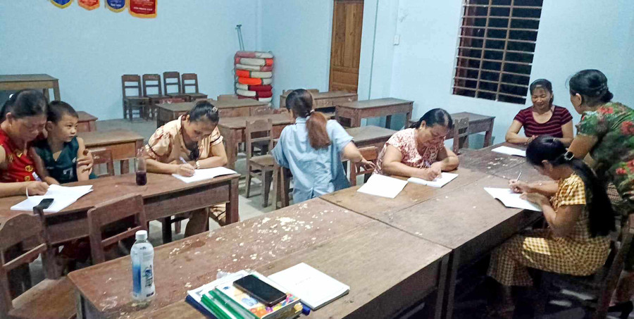 Tại xã Quảng Phú, huyện Quảng Điền, lớp xóa mù chữ còn có cả hình ảnh mẹ dẫn theo con, bà dẫn theo cháu tranh thủ đi học vào ban đêm.