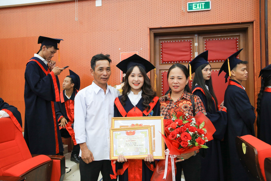 Người thân cùng đến chung vui và chúc mừng tân cử nhân. Người thân cùng đến chung vui và chúc mừng tân cử nhân.