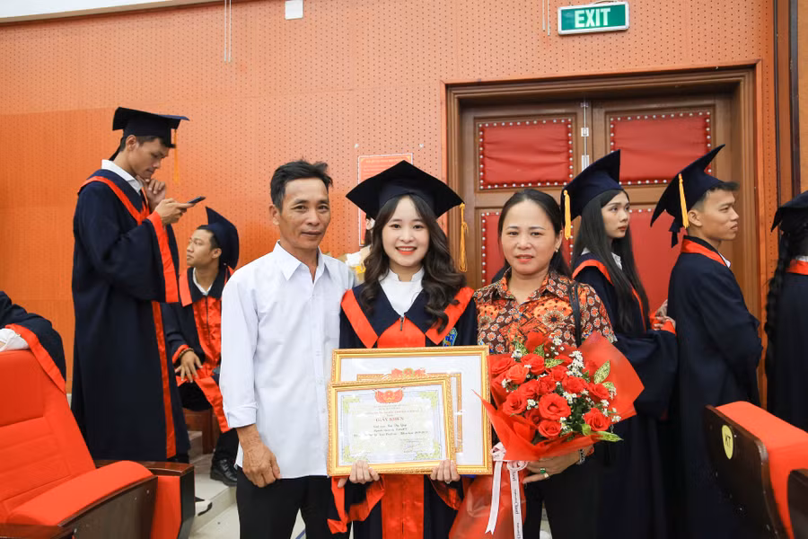 Người thân cùng đến chung vui và chúc mừng tân cử nhân.