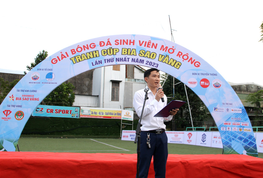 Ông Lê Đăng Thủy, Trưởng Ban Tổ chức Giải bóng đá sinh viên Hà Tĩnh mở rộng gây quỹ tặng vé xe về Tết 2024 phát biểu. Ông Lê Đăng Thủy, Trưởng Ban Tổ chức Giải bóng đá sinh viên Hà Tĩnh mở rộng gây quỹ tặng vé xe về Tết 2024 phát biểu.