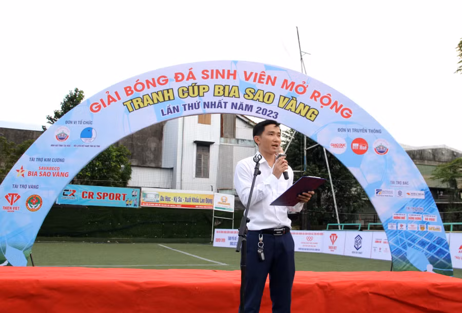 Ông Lê Đăng Thủy, Trưởng Ban Tổ chức Giải bóng đá sinh viên Hà Tĩnh mở rộng gây quỹ tặng vé xe về Tết 2024 phát biểu.