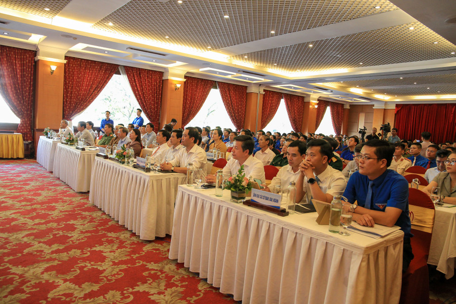 Hội nghị có sự tham gia của đại diện các cơ quan, ban ngành trên địa bàn tỉnh Thừa Thiên - Huế và hơn 300 cán bộ, đoàn viên, thanh niên. Hội nghị có sự tham gia của đại diện các cơ quan, ban ngành trên địa bàn tỉnh Thừa Thiên - Huế và hơn 300 cán bộ, đoàn viên, thanh niên.