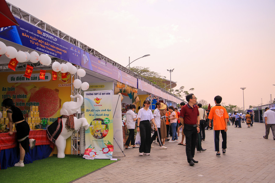Nhiều sinh viên, học sinh và phụ huynh thích thú tham quan các gian hàng.