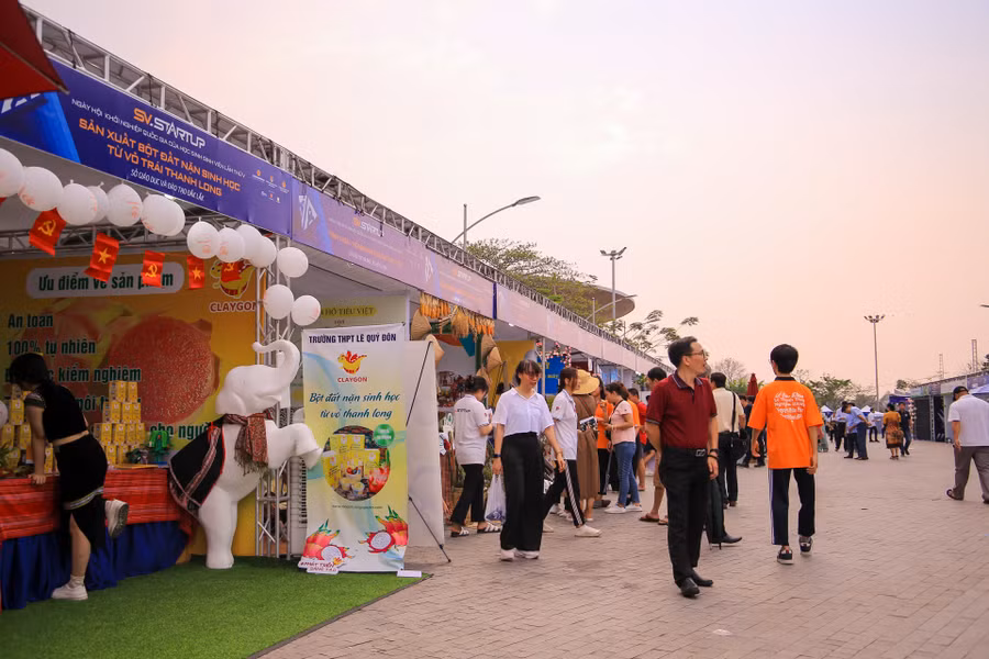 Nhiều sinh viên, học sinh và phụ huynh thích thú tham quan các gian hàng.