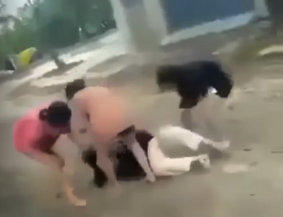 Nhóm học sinh 2 trường đã đánh hội đồng em T hai ngày liên tiếp, quay clip và đăng lên mạng xã hội facebook. (Ảnh: Cắt từ clip)