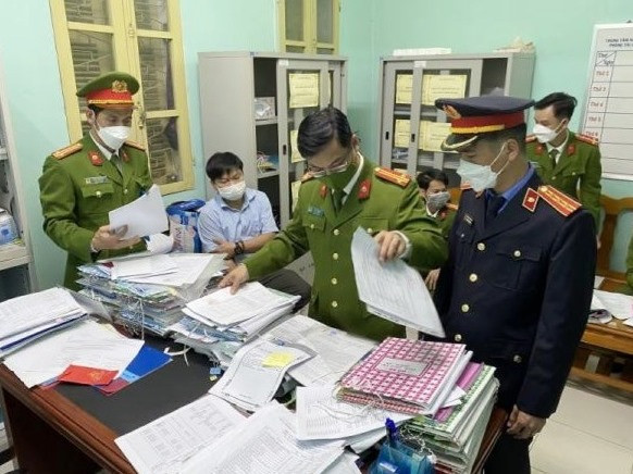 Cơ quan điều tra khám xét phòng làm việc của Hoàng Văn Đức và Hà Thúc Nhật, thu giữ nhiều tài liệu liên quan. (Ảnh: Công an tỉnh Thừa Thiên - Huế) Cơ quan điều tra khám xét phòng làm việc của Hoàng Văn Đức và Hà Thúc Nhật, thu giữ nhiều tài liệu liên quan. (Ảnh: Công an tỉnh Thừa Thiên - Huế)