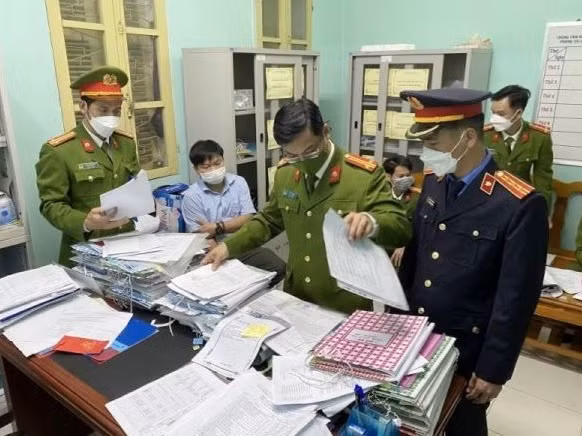 Cơ quan điều tra khám xét phòng làm việc của Hoàng Văn Đức và Hà Thúc Nhật, thu giữ nhiều tài liệu liên quan. (Ảnh: Công an tỉnh Thừa Thiên - Huế)