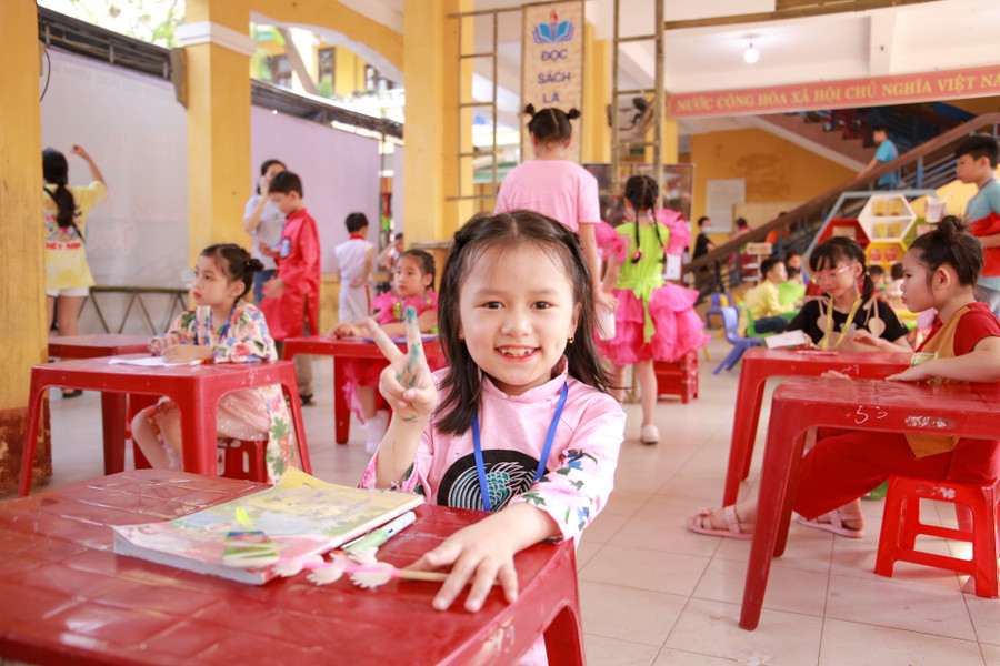Một học sinh với nụ cười tươi tắn chuẩn bị tham gia cuộc thi Giao lưu “Biệt tài chữ đẹp Cao Bá Quát”. Một học sinh với nụ cười tươi tắn chuẩn bị tham gia cuộc thi Giao lưu “Biệt tài chữ đẹp Cao Bá Quát”.