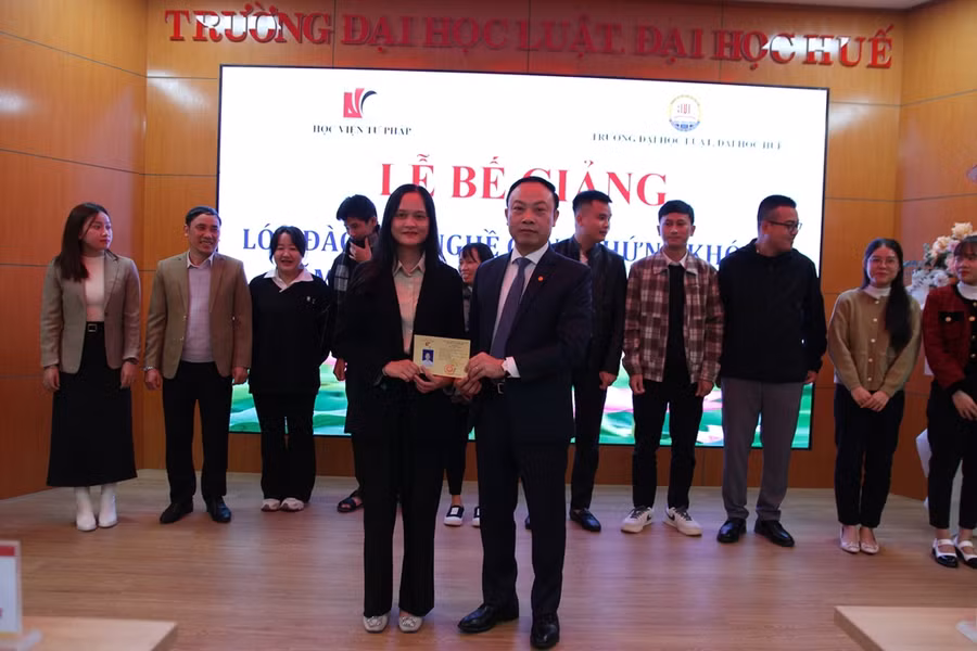 Trao chứng chỉ cho các học viên.