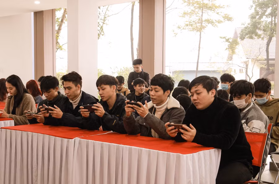 Các học sinh, sinh viên thi tài thể thao điện tử giải đấu AOV Cup 2023 tại Trường ĐH Phú Xuân, TP Huế.