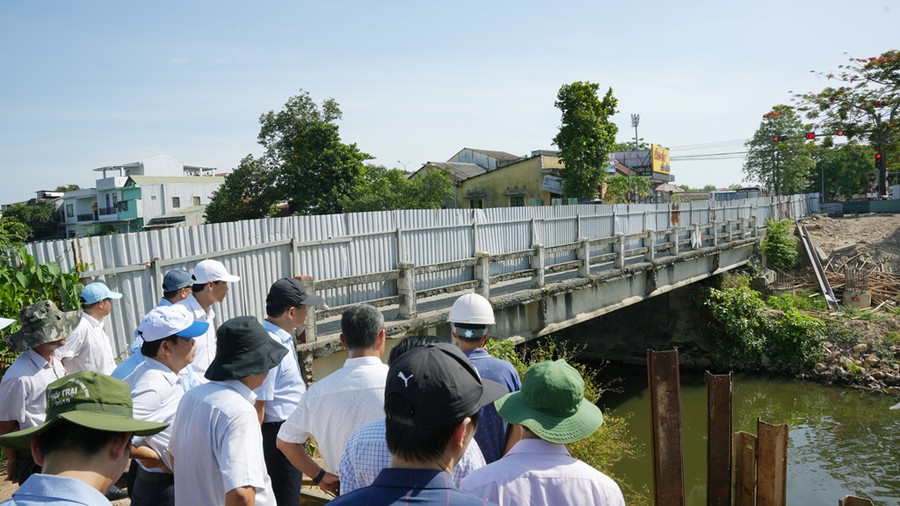Phó Chủ tịch tỉnh cùng các cơ quan, ban, ngành kiểm tra tại công trình cầu Kim Long mở rộng đang thi công kiểu "rùa bò". Phó Chủ tịch tỉnh cùng các cơ quan, ban, ngành kiểm tra tại công trình cầu Kim Long mở rộng đang thi công kiểu "rùa bò".