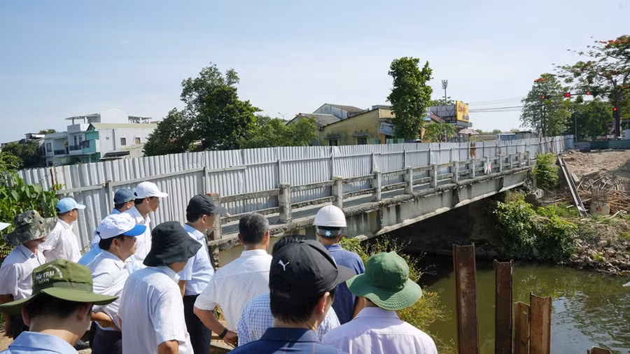 Phó Chủ tịch tỉnh cùng các cơ quan, ban, ngành kiểm tra tại công trình cầu Kim Long mở rộng đang thi công kiểu "rùa bò".