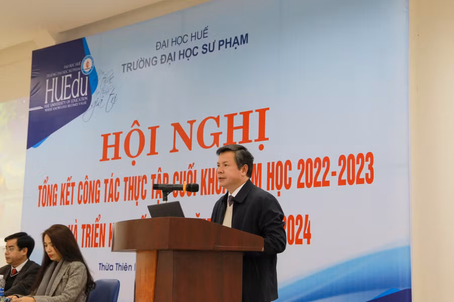 TS Nguyễn Tân - Giám đốc Sở GD&amp;ĐT tỉnh Thừa Thiên Huế trao đổi một số ý kiến về công tác thực tập cuối khóa của sinh viên Trường ĐH Sư phạm, ĐH Huế.