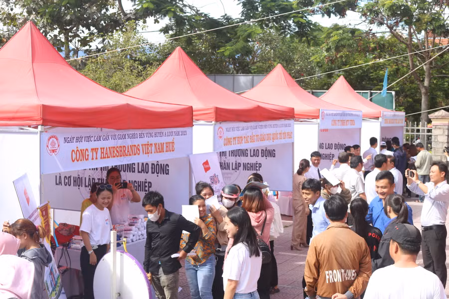 Có hơn 4.000 chỉ tiêu việc làm chờ đón các thanh niên và người dân A Lưới.