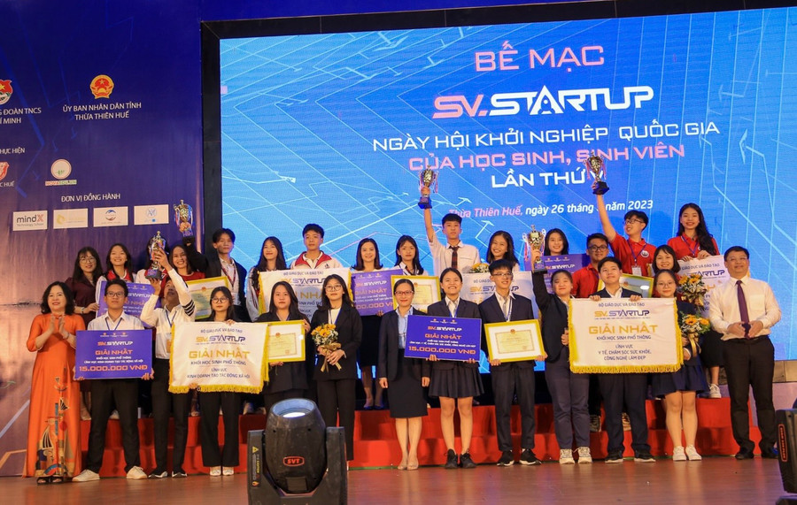 Các dự án giải nhất nâng cúp chụp ảnh lưu niệm cùng Thứ trưởng Ngô Thị Minh (hàng trước ngoài cùng, bên trái) và Phó Chủ tịch Thường trực UBND tỉnh Thừa Thiên - Huế - ông Nguyễn Thanh Bình (hàng trước ngoài cùng, bên phải). (Ảnh: Hoàng Hải).