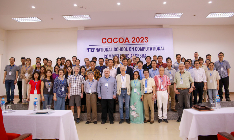 Đại biểu, khách mời và các học viên tham gia chụp ảnh lưu niệm (Ảnh: Hoàng Hải).