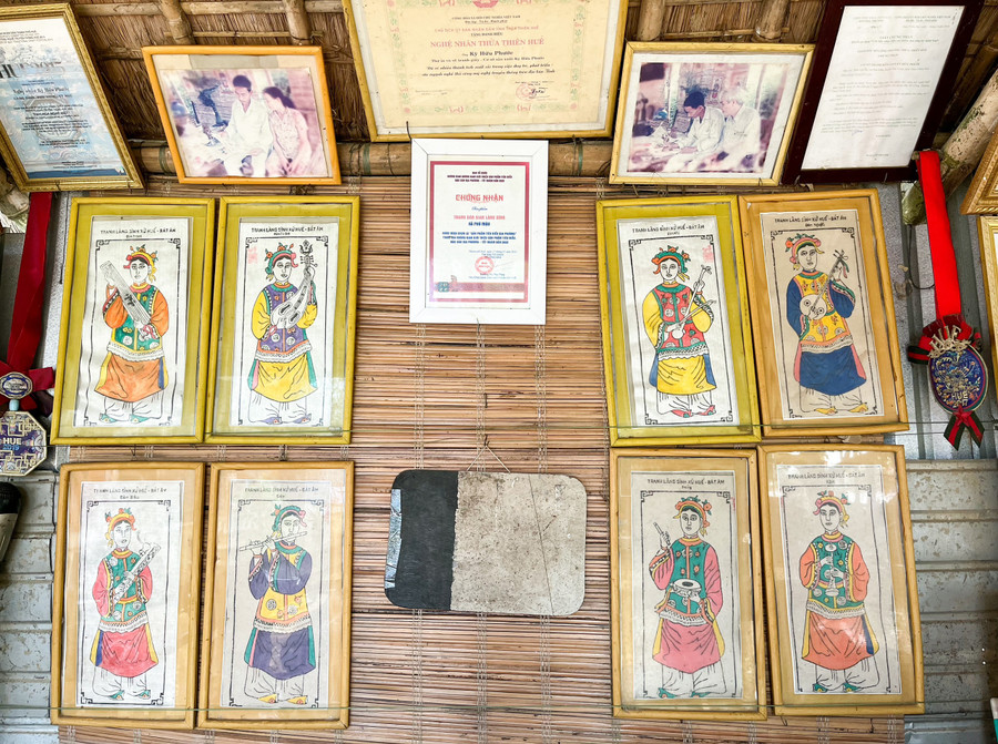 Tranh làng Sình Bát Âm. Bát âm là tám chất liệu âm thanh gọi chung cho tám chủng loại nhạc cụ khác nhau. Tại Việt Nam, Bát âm hay thường dùng trong các đám ma, đám rước lễ tại Việt Nam (phân biệt với bát âm của Trung Quốc).