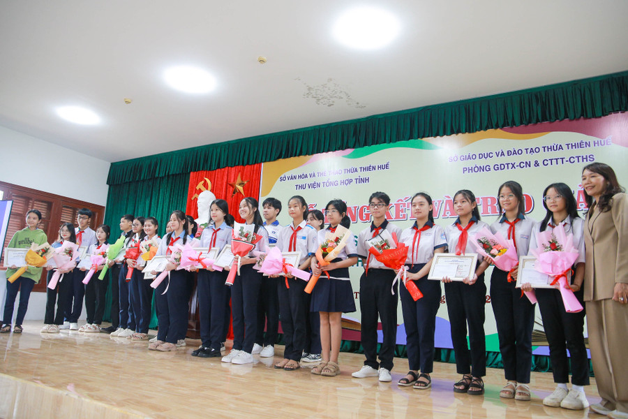 Nhiều học sinh đạt giải thưởng của cuộc thi được tặng giấy khen từ Ban tổ chức. Nhiều học sinh đạt giải thưởng của cuộc thi được tặng giấy khen từ Ban tổ chức.