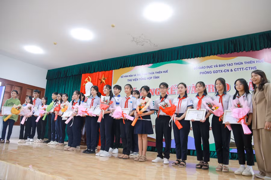 Nhiều học sinh đạt giải thưởng của cuộc thi được tặng giấy khen từ Ban tổ chức. Nhiều học sinh đạt giải thưởng của cuộc thi được tặng giấy khen từ Ban tổ chức.