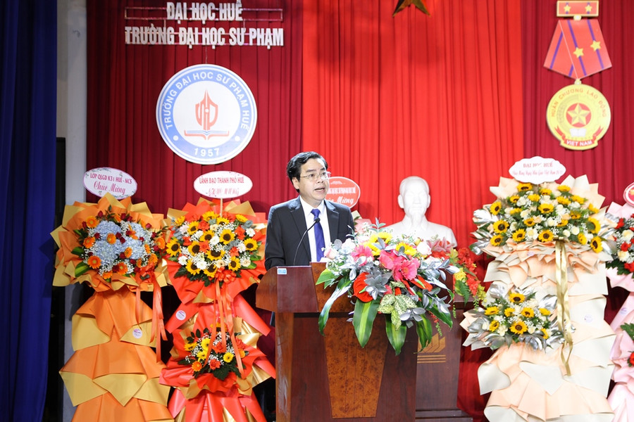 PGS.TS Nguyễn Thành Nhân, Phó Hiệu trưởng Phụ trách Trường ĐH Sư phạm, ĐH Huế phát biểu cảm ơn và chúc mừng ngày Nhà giáo Việt Nam.