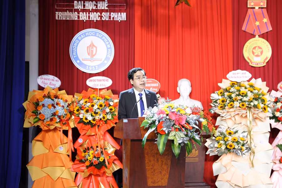 PGS.TS Nguyễn Thành Nhân, Phó Hiệu trưởng Phụ trách Trường ĐH Sư phạm, ĐH Huế phát biểu cảm ơn và chúc mừng ngày Nhà giáo Việt Nam.