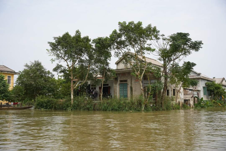 Nhiều nơi tại vùng "rốn lũ" huyện Quảng Điền vẫn còn tình trạng ngập khá sâu. Nhiều nơi tại vùng "rốn lũ" huyện Quảng Điền vẫn còn tình trạng ngập khá sâu.