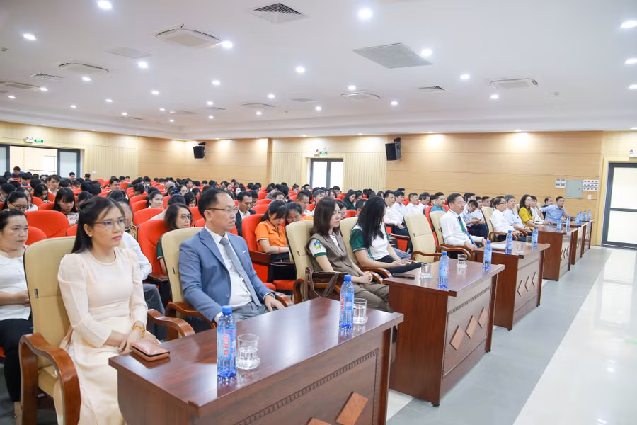 Các đại biểu, khách mời và sinh viên tham gia tại lễ khai mạc.