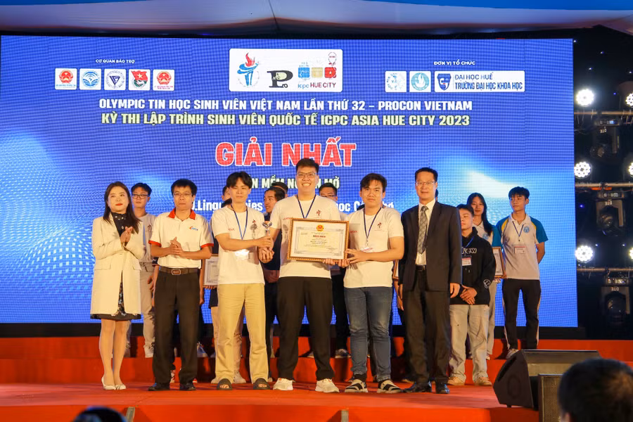 Trao giải Nhì (ảnh trái) và giải Nhất (ảnh phải) cho các đội thi của phần thi phần mềm nguồn mở.