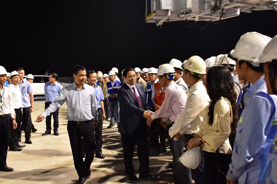 Thủ tướng bắt tay động viên các cán bộ trên công trường Nhà ga hành khách T2, Cảng hàng không quốc tế Phú Bài, tỉnh Thừa Thiên - Huế.