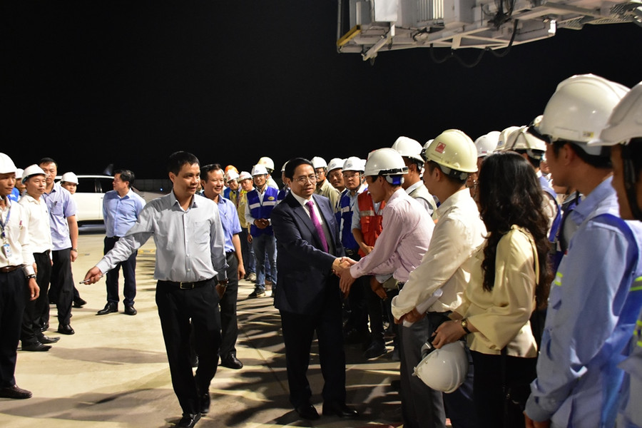 Thủ tướng bắt tay động viên các cán bộ trên công trường Nhà ga hành khách T2, Cảng hàng không quốc tế Phú Bài, tỉnh Thừa Thiên - Huế. Thủ tướng bắt tay động viên các cán bộ trên công trường Nhà ga hành khách T2, Cảng hàng không quốc tế Phú Bài, tỉnh Thừa Thiên - Huế.