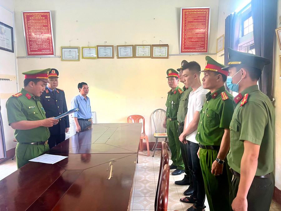 Công an đọc lệnh khởi tố, bắt tạm giam Phạm Trung Anh. (Ảnh: CACC)