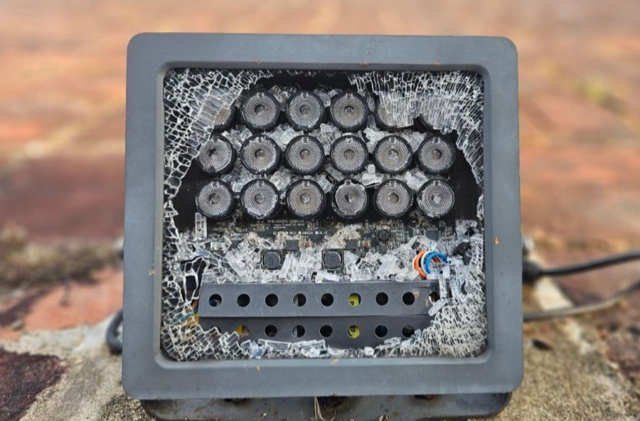 Nhiều bóng đèn bị đập phá, vỡ lớp kính bảo vệ. Nhiều bóng đèn bị đập phá, vỡ lớp kính bảo vệ.