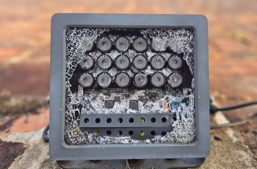 Nhiều bóng đèn bị đập phá, vỡ lớp kính bảo vệ.