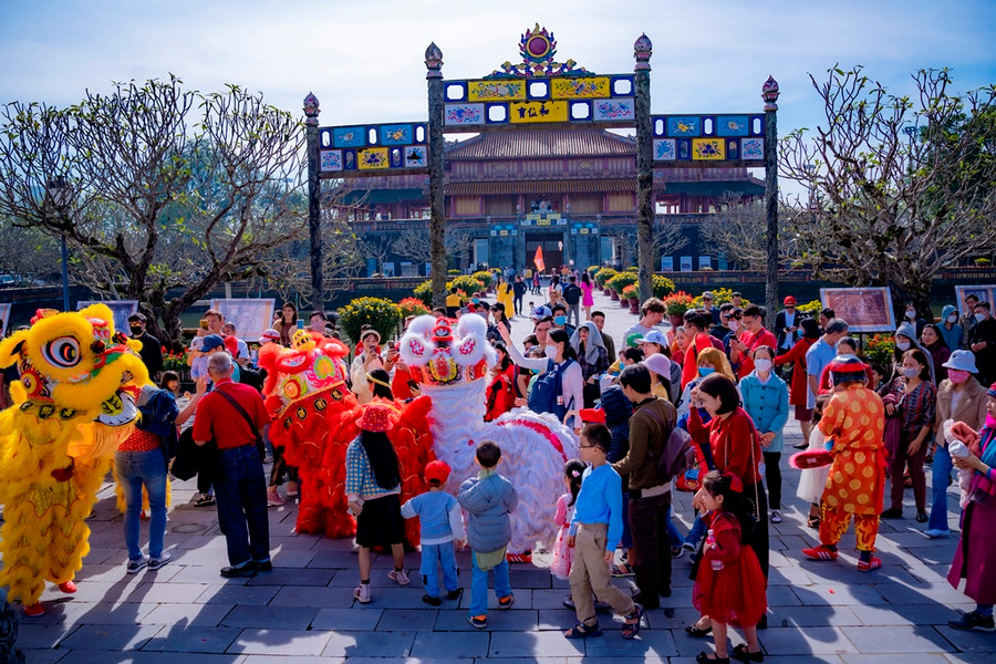 Du khách thích thú vui xuân tại Đại Nội Huế sáng đầu năm. Du khách thích thú vui xuân tại Đại Nội Huế sáng đầu năm.