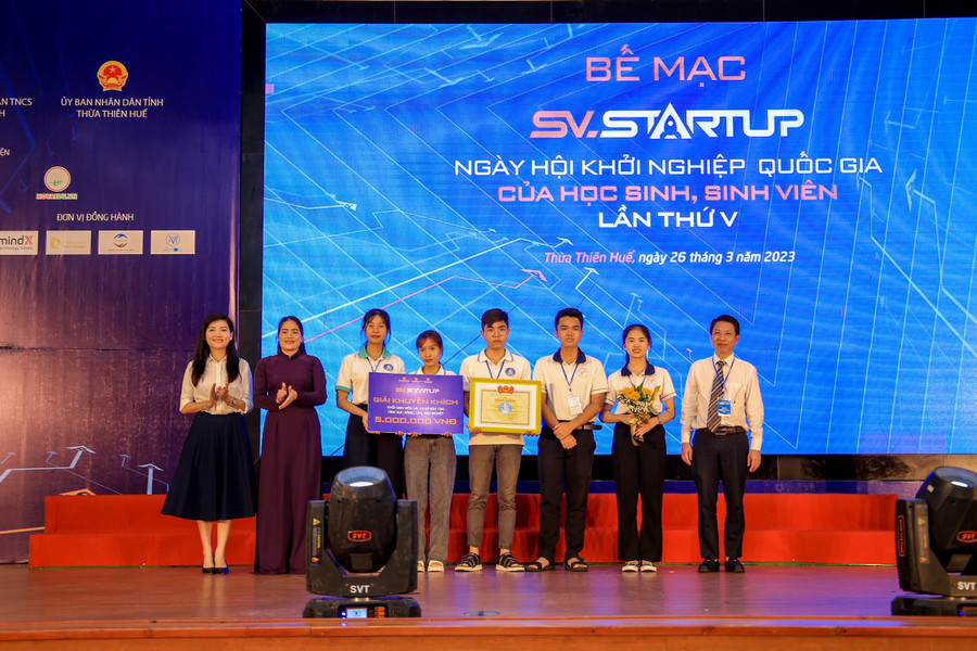 Ban Tổ chức trao giải khuyến khích cho dự án thuộc khối sinh viên các cơ sở đào tạo lĩnh vực: nông, lâm, ngư nghiệp.