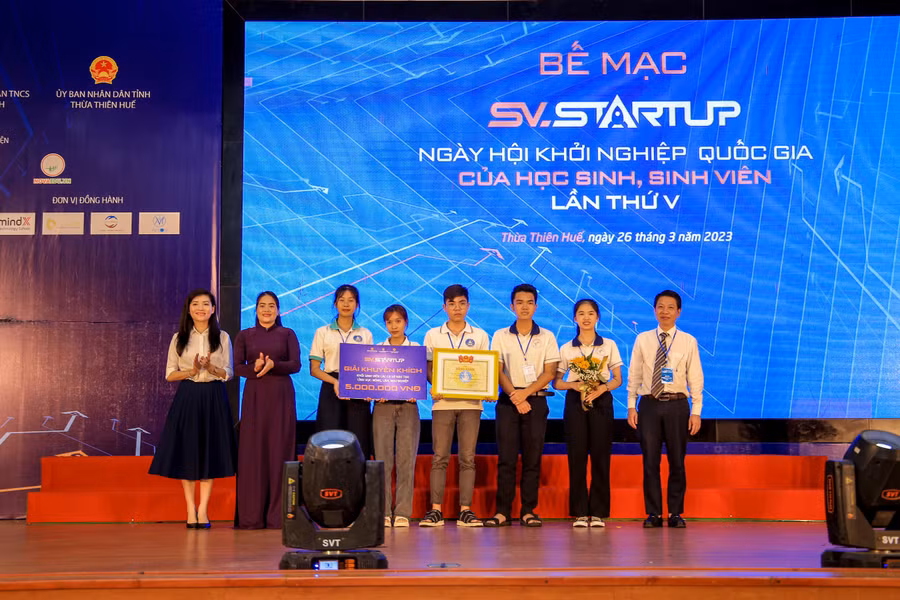 Ban Tổ chức trao giải khuyến khích cho dự án thuộc khối sinh viên các cơ sở đào tạo lĩnh vực: nông, lâm, ngư nghiệp.